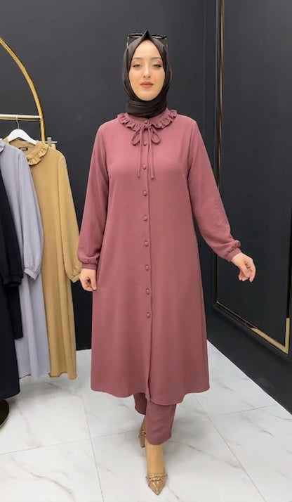 طقم نسائي بربطة عنق ناعمة وأزرار متناسقة