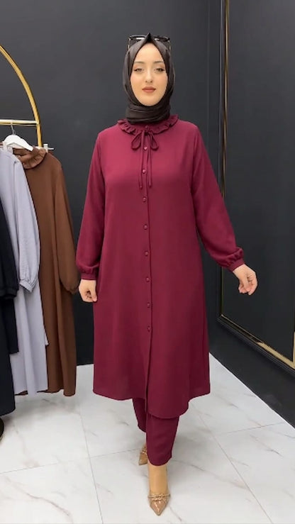 طقم نسائي بربطة عنق ناعمة وأزرار متناسقة