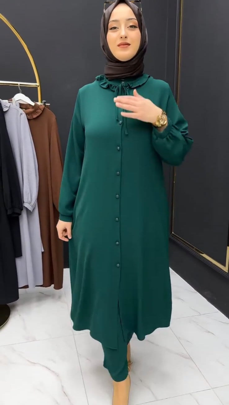 طقم نسائي بربطة عنق ناعمة وأزرار متناسقة