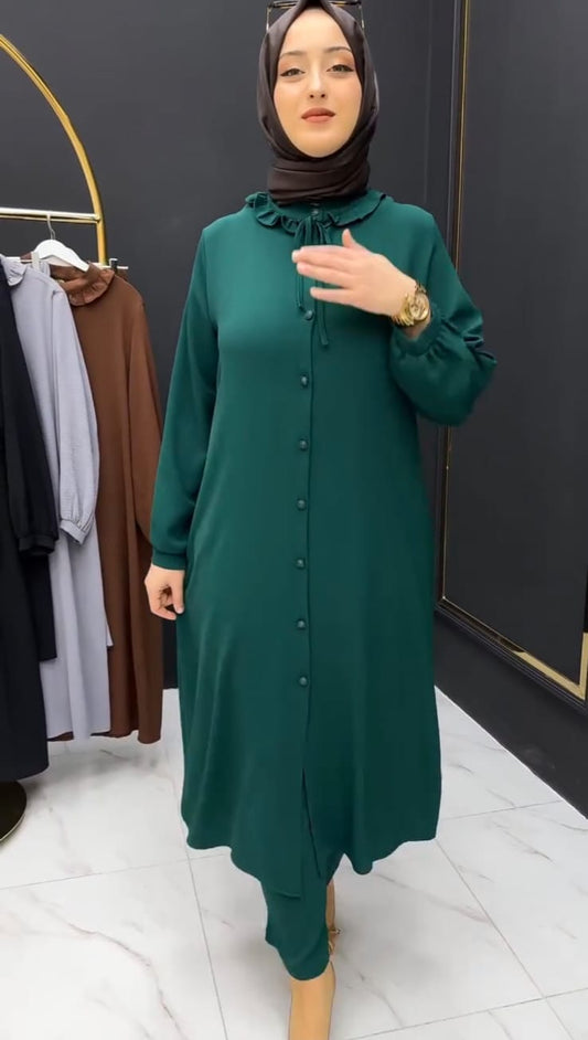طقم نسائي بربطة عنق ناعمة وأزرار متناسقة