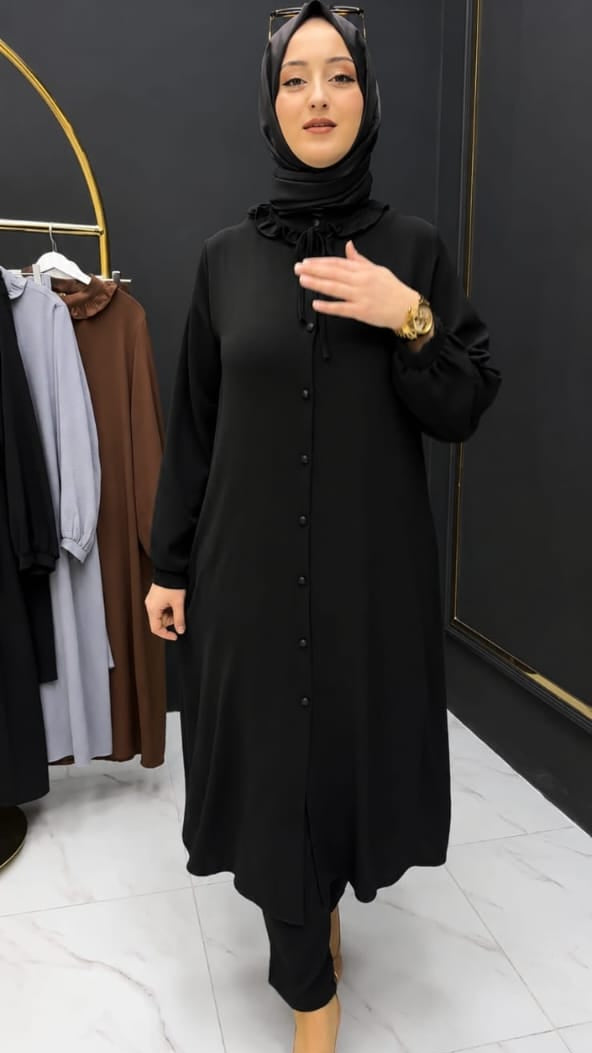 طقم نسائي بربطة عنق ناعمة وأزرار متناسقة