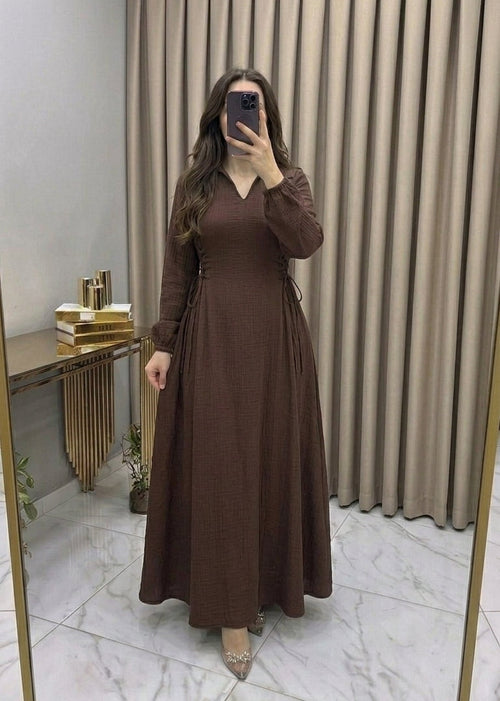 La robe classique de Clayra avec des liens sur les côtés