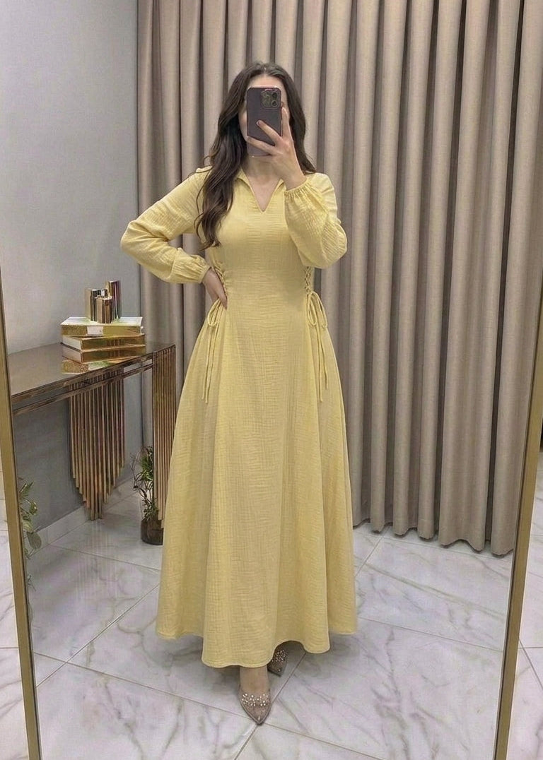 La robe classique de Clayra avec des liens sur les côtés