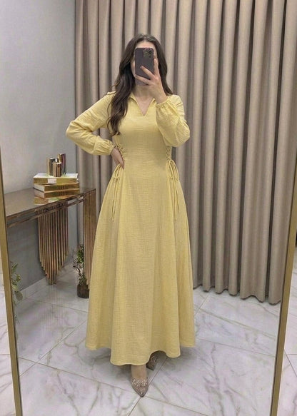 La robe classique de Clayra avec des liens sur les côtés