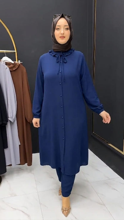 طقم نسائي بربطة عنق ناعمة وأزرار متناسقة