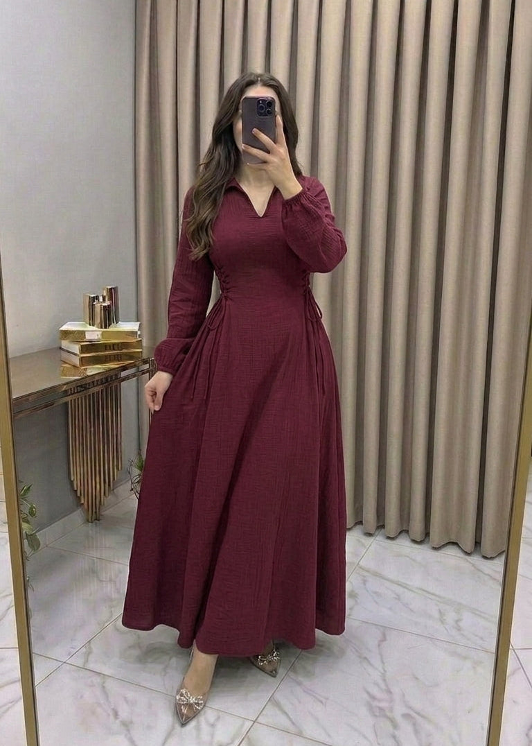 La robe classique de Clayra avec des liens sur les côtés