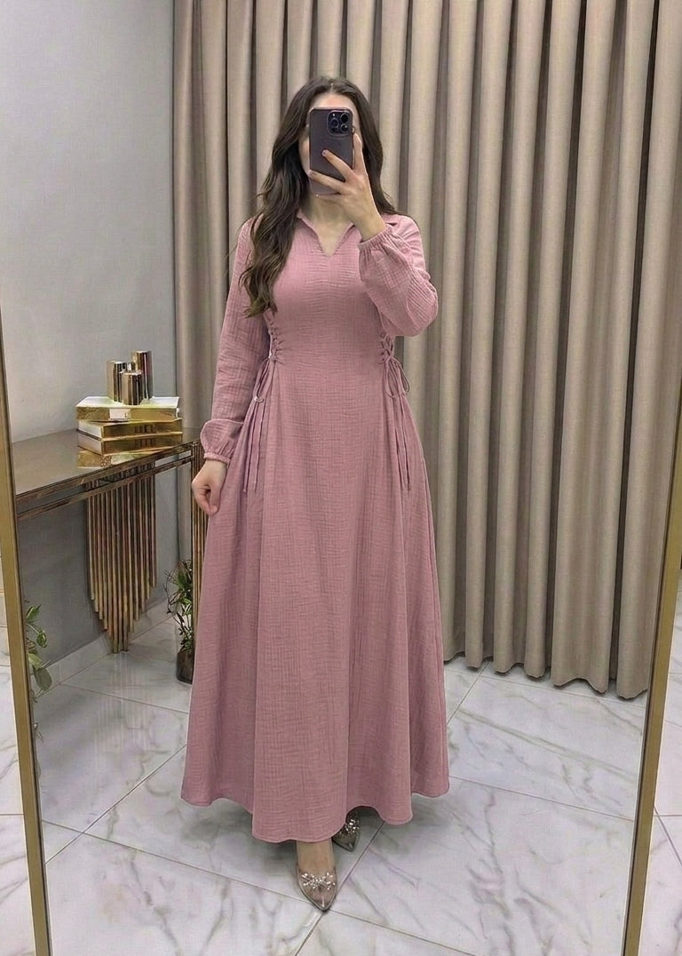 La robe classique de Clayra avec des liens sur les côtés